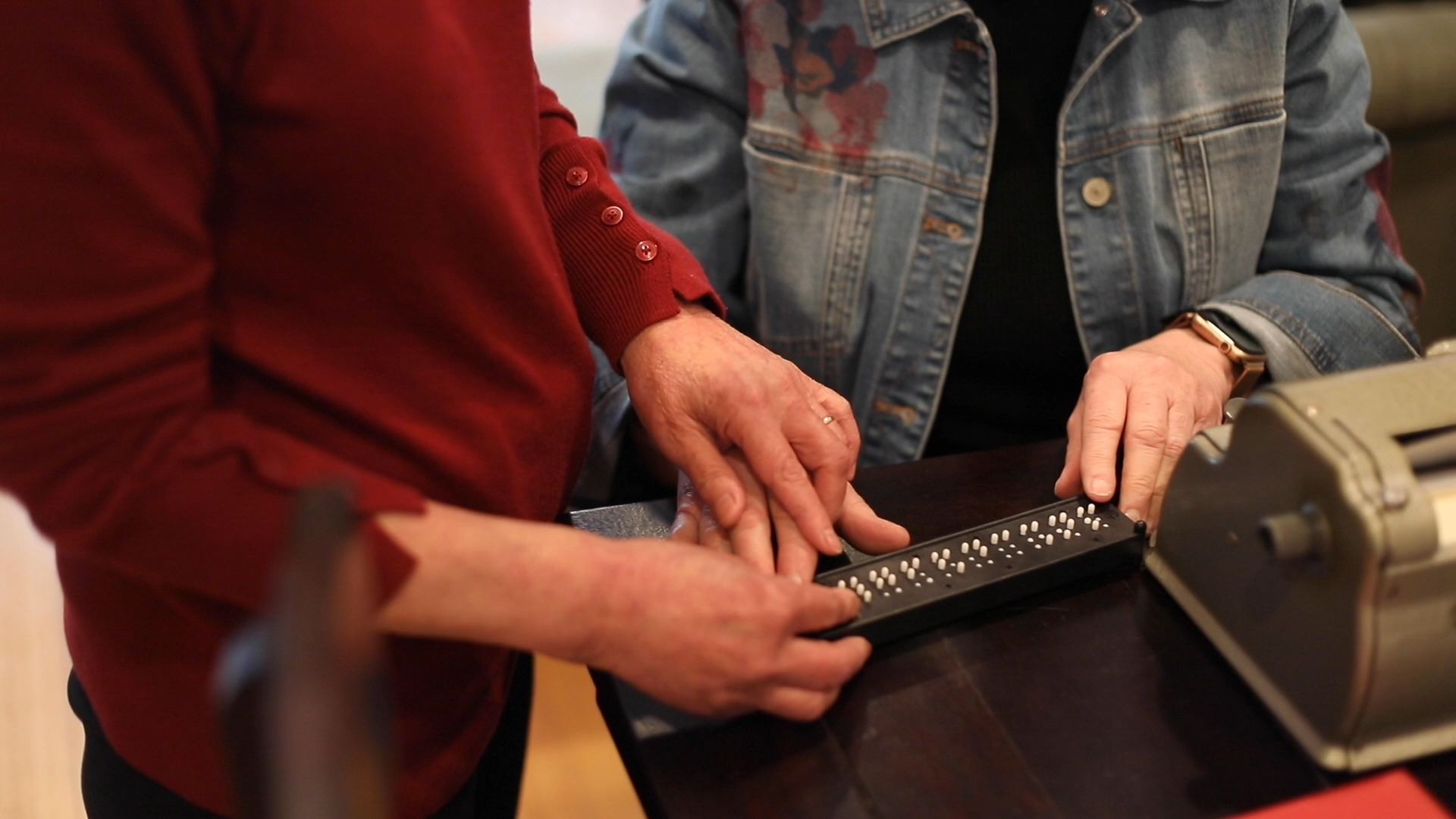 Assisting in refreshable braille display